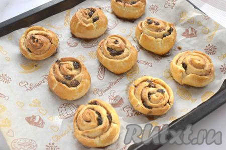 Отправляем противень с улитками с изюмом в разогретую до 180 градусов духовку, выпекаем 15-20 минут (до приятного подрумянивания слоёного теста).