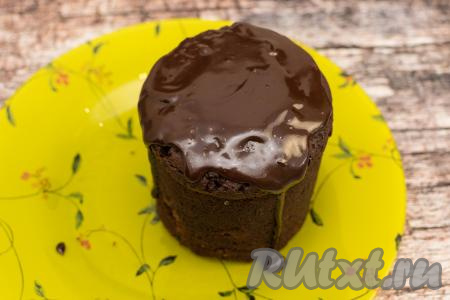 Сразу нанести шоколадную помадку на полностью остывшие куличи. Из приведенных в рецепте ингредиентов помадки хватает на 3 кулича диаметром 9 сантиметров.
