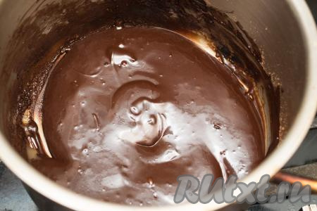 Готовая шоколадная помадка получается достаточно тягучей, глянцевой. Снять её с огня.