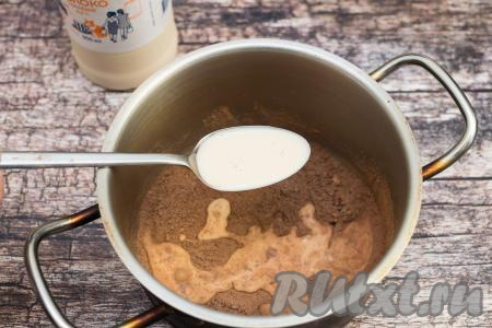 Затем к смеси какао и сахара влить 3 столовых ложки молока.