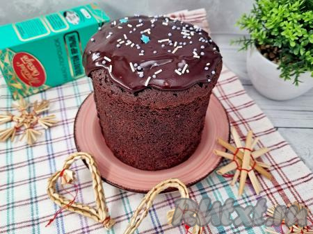 Сразу присыпать шоколадную помадку кондитерской посыпкой. Дать помадке застыть. Я отправляю застывать помадку на куличах в холодильник. Помадка получается нелипкой, вкусной, не трескается, не ломается, хорошо застывает, при этом оставаясь нежнейшей. Я наносила шоколадную помадку на шоколадные куличи. Полностью застывшая помадка очень красиво смотрится на выпечке, делая её нарядной. Всем такая помадка очень понравилась, советую и вам её приготовить для пасхальных куличей!