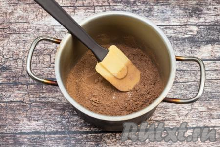 Перемешать какао с сахаром лопаткой (или столовой ложкой) до однородности.