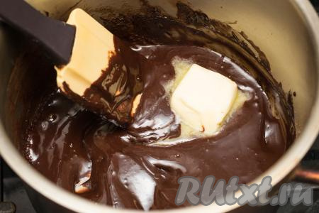 Далее добавить в кастрюлю сливочное масло и, не переставая помешивать, проварить помадку до однородности (полного вмешивания сливочного масла).