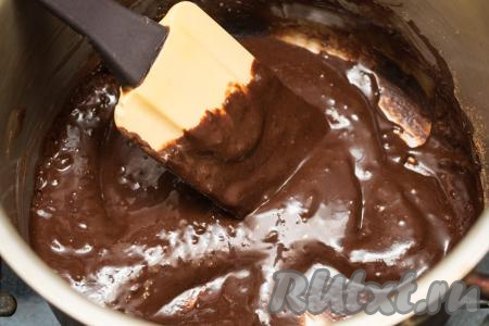 Перемешать шоколадную массу и поставить на огонь ниже среднего.