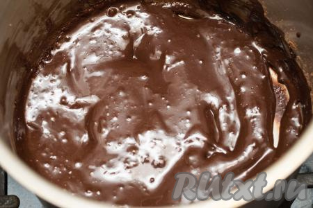 Постоянно перемешивая, проварить помадку до однородности. Если шоколадная помадка получится очень густой, можно влить ещё 1 столовую ложку молока. Я в общей сложности добавила 4 столовых ложки молока.