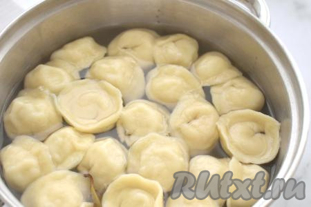 Часть пельменей можно выложить в один слой на доску, припылённую мукой, и отправить до полного замораживания в морозилку. Замороженные пельмени нужно будет переложить в пакет и отправить в морозилку, а затем отварить по мере необходимости. Часть свежеслепленных пельменей можно отварить, выложив их в кастрюлю с достаточно большим количеством кипящей подсоленной воды, я ещё добавляю в воду лавровый лист. Ещё раз довести воду до кипения, уменьшить огонь и варить пельмени с момента всплытия 5 минут.