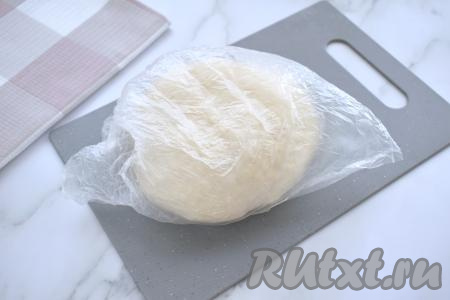Замешанное тесто для пельменей заворачиваем в целлофановый пакет (или в пищевую плёнку) и убираем в холодильник на 15-20 минут.