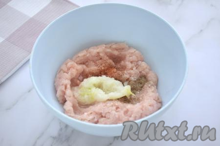 Пока пельменное тесто охлаждается, займёмся начинкой. Для этого в миску с куриным фаршем добавляем лук, натёртый на крупной тёрке (или пропущенный через мясорубку), солим, приправляем специями (в качестве специй я решила использовать паприку и чёрный молотый перец). Тщательно перемешиваем фарш и начинка для пельменей готова.