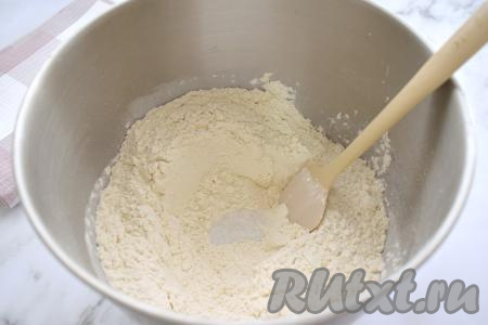 Прежде всего замесим пельменное тесто, для этого в глубокую миску просеиваем 400 грамм муки, всыпаем соль. Перемешиваем муку с солью, образуя в центре небольшое углубление.
