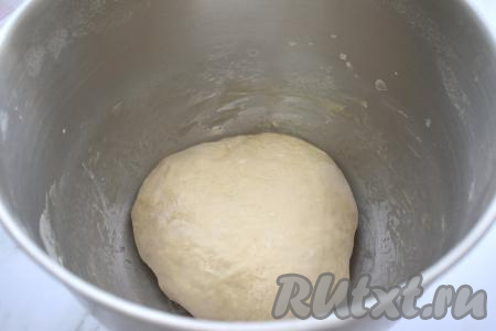 Перемешиваем содержимое миски сначала лопаткой (или столовой ложкой). Когда пельменное тесто начнёт собирать в ком, сразу начинаем замешивать его руками. Тесто для пельменей должно получиться в меру плотным, не прилипать к ладоням.&nbsp;В процессе замешивания при необходимости можно добавить ещё немного муки. Если же тесто будет слишком плотным, можно добавить совсем немного тёплой воды, тщательно вмешивая её.