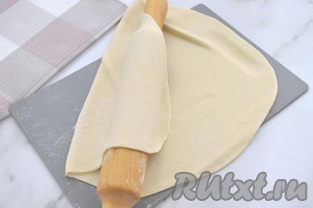 "Охладившееся" пельменное тесто достаём из холодильника, делим на 4 части. Пока работаем с одной частью теста, оставшееся тесто, чтобы оно не заветривалось, накрываем плёнкой.&nbsp;Вначале одну часть теста на присыпанной мукой поверхности раскатываем в пласт толщиной около 2 миллиметров.