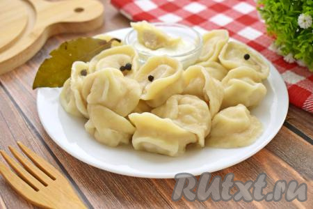 Аппетитные, вкусные пельмени, приготовленные с куриным фаршем, лучше всего подавать горячими со сметаной, сливочным маслом или любимым соусом.&nbsp;