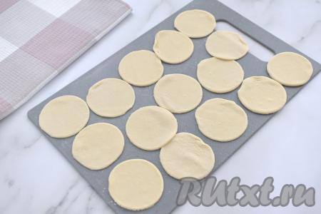 С помощью небольшого стакана (я взяла стакан диаметром 5,5 сантиметров) вырезаем кружки.