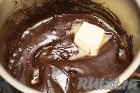 Добавить сливочное масло и прогреть помадку, постоянно перемешивая, до полного растворения масла. Убрать готовую шоколадную помадку с огня. Она будет блестящей, в меру густой.