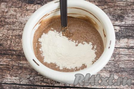 Начать небольшими порциями подсыпать муку, каждый раз перемешивая шоколадное тесто до однородности.