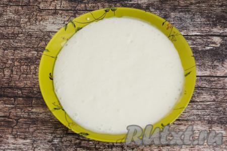 Постепенно сода вступит в реакцию с кислой средой кефира. Кефир увеличится в объёме и покроется пузырьками.