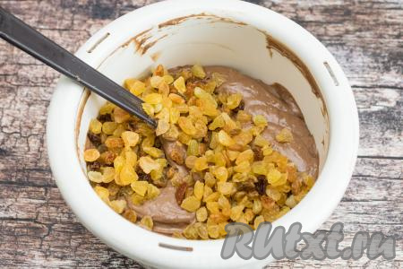 Далее всыпать в шоколадное тесто изюм. Если изюм крупный, тогда его можно разрезать на половинки.