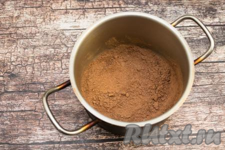 Готовые куличи полностью остудить и только потом можно заняться украшением. Я для украшения шоколадных бездрожжевых куличей сделала шоколадную помадку. Для приготовления помадки в небольшой кастрюле с достаточно толстым дном нужно смешать сахар и какао.