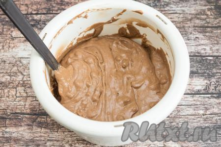 Аккуратно лопаткой вмешать изюм в тесто.