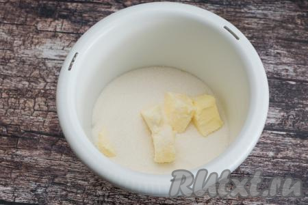 Пока сода гасится в кефире, не теряя времени, в глубокую чашу для взбивания миксером нужно выложить размягчившееся сливочное масло, нарезанное на кубики, затем всыпать сахар.