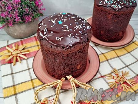 Сразу нанести горячую помадку на верх полностью остывших куличей. Пока помадка не начала "схватываться", поверх неё на кличи нанести кондитерскую посыпку. Чтобы эта помадка полностью застыла, я ставлю покрытые ею куличи в холодильник. Помадка получается нелипкой, хорошо режется, не трескается, идеально дополняет шоколадные куличи.