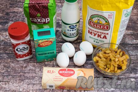 Подготовить продукты для приготовления шоколадного кулича без дрожжей. Кефир лучше взять жирностью от 2,5% и выше. Сливочное масло берите качественное, от проверенного производителя, жирностью не менее 82,5%. От качества масла во многом зависит вкус этой выпечки. Масло следует заранее достать из холодильника, чтобы оно согрелось и стало достаточно мягким.