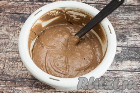 Итоговое тесто для шоколадных куличей должно напоминать по консистенции бисквитное, оно будет широкой лентой стекать с лопатки, напоминать сметану средней густоты. Добавляя понемногу муку и хорошо вмешивая её, ориентируйтесь на густоту теста, а не на количество муки, ведь продукты у всех разные. Муки для замешивания шоколадного теста может потребоваться немного больше или меньше, чем указано в ингредиентах.