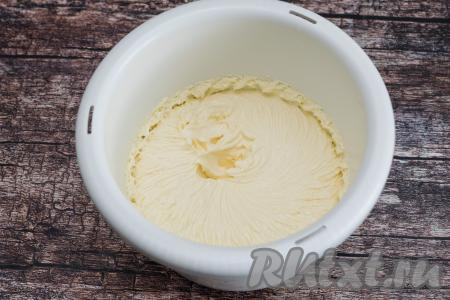 После того как все яйца будут вмешаны, взбить масляно-яичную массу миксером до побеления (в течение 3-4 минут).