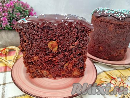 А вот каким получается в разрезе шоколадный кулич, приготовленный без дрожжей. Мякиш у него очень нежный, пористый и влажноватый. Любители шоколадной выпечки точно не разочаруются!