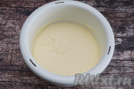 Затем влить в чашу смесь кефира и соды, перемешать ещё раз миксером.