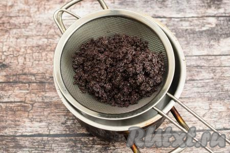 По прошествии 5 минут выключить огонь, накрыть кастрюлю крышкой и оставить мак набухать на 30-35 минут. Затем откинуть мак на сито и подождать 4-5 минут, чтобы стекла вся вода.