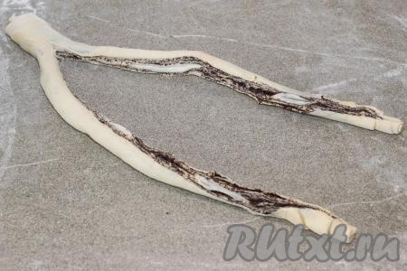 Затем получившийся рулет острым ножом разрезать вдоль на две части, не дорезая до конца рулета примерно 3-4 сантиметра.