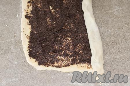 Свернуть тесто в плотный рулет, начиная с длинной стороны теста.