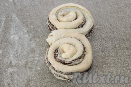 Взять вначале один край рулета и свернуть его в улитку так, чтобы маковая начинка смотрела наружу. Затем взять второй край рулета и тоже свернуть его в улитку, чтобы начинка смотрела наружу. У нас получится 2 улитки, как на фото.