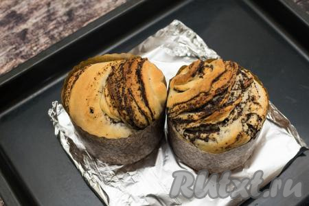 Духовку заранее разогреть до 200 градусов. Поставить куличи с маком из слоёного теста в разогретую до 200 градусов духовку и выпекать 30 минут. Если через 20 минут верх куличей станет сильно румяниться, чтобы верх не подгорел, можно накрыть куличи сверху пергаментом.