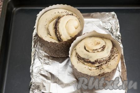 Накрыть бумажные формы сверху полотенцем и поставить прямо на противне в тёплое место на 1-1,5 часа для подъёма. Поднявшееся тесто должно практически полностью заполнить формы. У меня тесто хорошо поднялось уже через час.