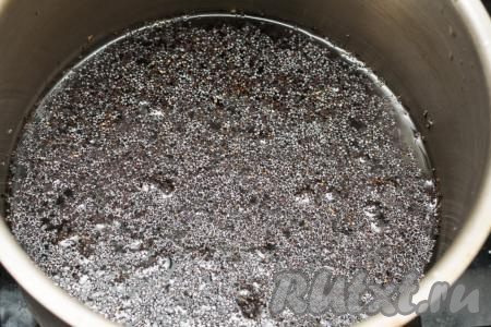 После закипания воды уменьшить огонь, варить мак 5 минут, периодически перемешивая столовой ложкой.&nbsp;
