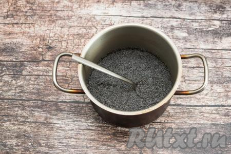 Как только достали дрожжевое слоёное тесто из морозилки, можно сразу начинать заниматься маковой начинкой для кулича. Для этого в небольшую кастрюлю с толстым дном нужно всыпать мак, влить 300 миллилитров воды, перемешать и поставить на сильный огонь.