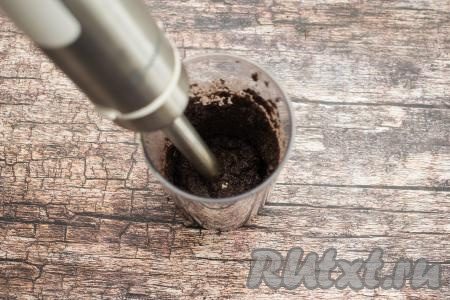 Пробить погружным блендером мак с сахаром до получения однородной, вязкой массы (я пробиваю обычно в течение 2-3 минут). Если у вас нет блендера, тогда просто тщательно перемешайте мак с сахаром (до однородности).