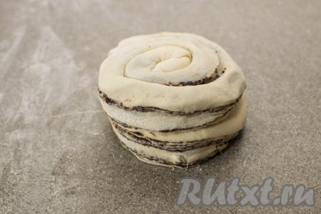 Затем поставить одну улитку на другую. Вот такая заготовка кулича "Краффин" из слоёного теста с маком получилась. Аналогично сформировать второй маковый кулич.