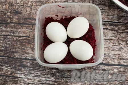 Сверху на слой свеклы выложить варёные тёплые яйца в один слой.