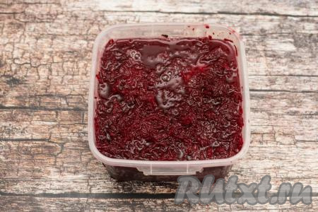 Залить содержимое контейнера тёплой водой, чтобы яйца все были в воде. Оставить в таком виде краситься яйца на 1 час. В течение часа нужно 2-3 раза переворачивать яйца, чтобы они равномерно окрасились. Я неоднократно экспериментировала с окрашиванием яиц свеклой и, мне кажется, что больше чем на час не имеет смысла держать яйца в свекольной массе. Но, безусловно, можно оставить яйца в свекле и на более длительное время.