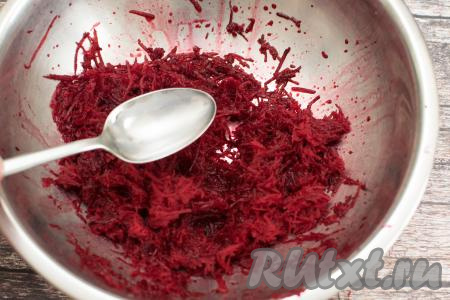 Добавить в натёртую свеклу столовый уксус и хорошо перемешать. Уксус создаёт кислую среду и&nbsp;свекольный пигмент в дальнейшем будет лучше закрепляться на яичной скорлупе.