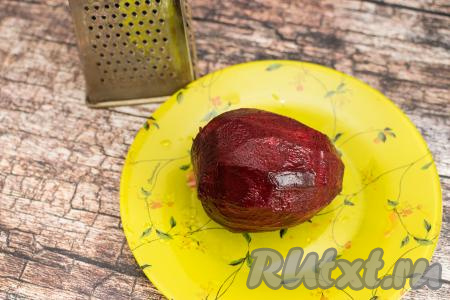 Пока варёные яйца остывают до тёплого состояния, нужно сырую свеклу очистить от кожуры. Лучше всего брать сочную свеклу ярко-бордового цвета.