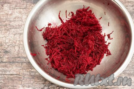 Натереть свеклу на мелкой тёрке в миску.