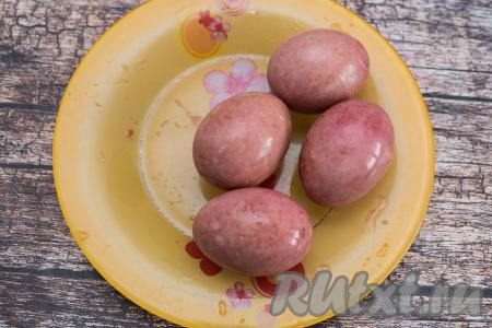 Окрашенные свеклой яйца вынуть из контейнера, ополоснуть водой и оставить обсыхать на плоской тарелке.