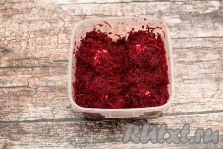 Сверху на яйца разложить всю оставшуюся свеклу, полностью закрывая все яйца.