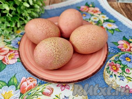 Вот такими нежно-розовыми получаются варёные яйца, окрашенные&nbsp;свеклой. Такие яйца, поданные к пасхальному столу, точно не преподнесут неприятный сюрприз в виде аллергических реакций у взрослых и детей, ведь окрашены они натуральным красителем.&nbsp;