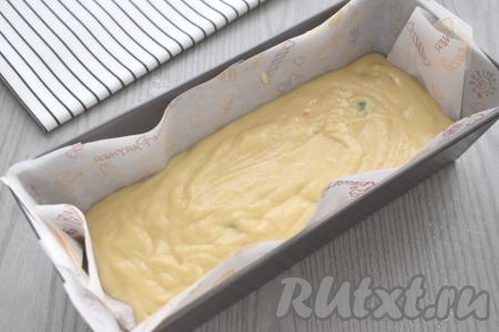 Форму для выпечки смазываем растительным маслом (или застилаем пергаментом), выкладываем тесто, разравниваем. Я выпекала кекс в прямоугольной форме размером 23 сантиметра на 11 сантиметров.