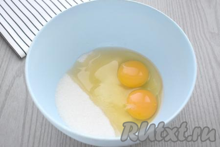 В достаточно глубокую миску разбиваем яйца, всыпаем сахар и соль, взбиваем интенсивно венчиком в течение 2-3 минут (яичная смесь должна стать однородной, светлой).
